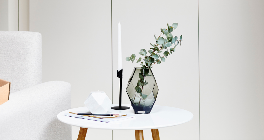 How To Decorate A  Minimalist Living Room